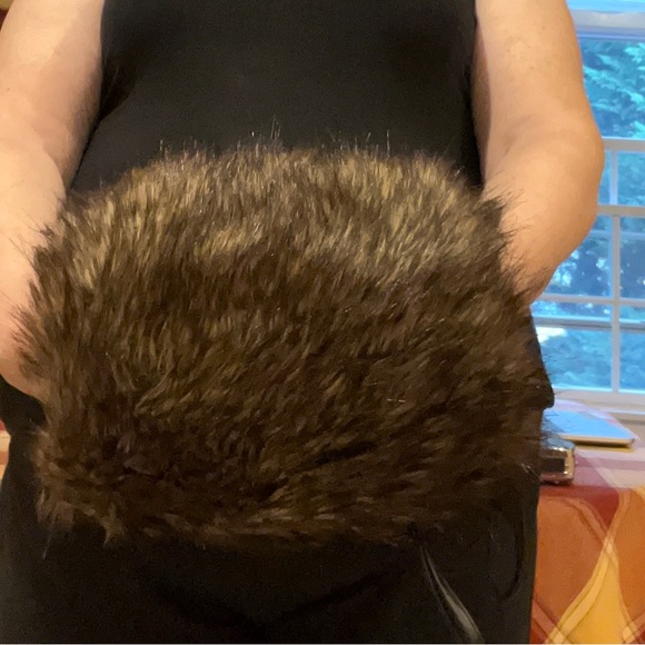 Illusion Sherry Cassin Faux Fur Muff w Wristlet Strap & Zip Pocket for Cell etc - Picture 8 of 12